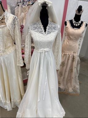Vintage Ivory Lace Long-Sleeve Wedding Gown with V-Neck